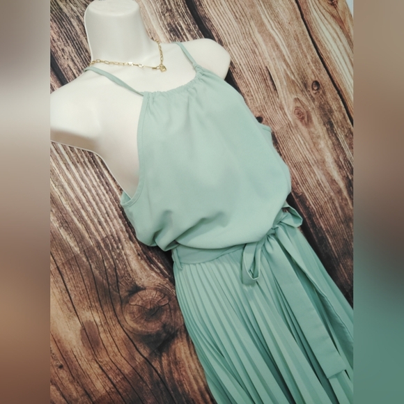 Elegant Green Sleeveless Dress Size Small - Picture 3 of 4